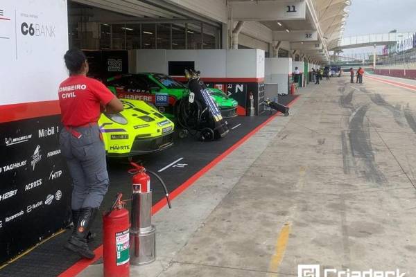 Pisos Pixel Criadeck na Porsche Cup Interlagos: Segurança e Organização para o Evento.